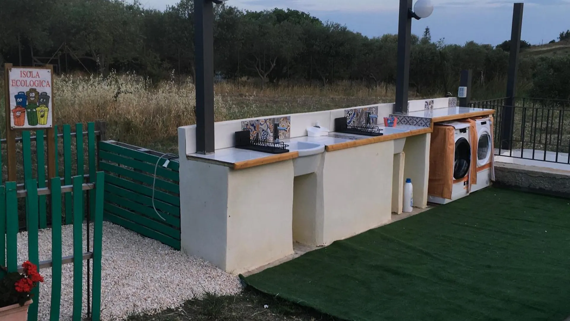 Sosta Camper Adenzia Camping Porto Empedocle Italië